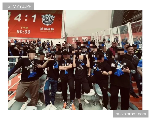 谢场时，沧州雄狮全队向看台患病小球迷赠送签名球衣